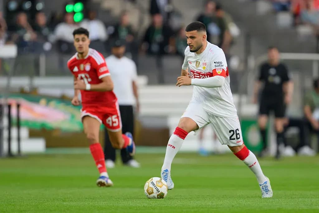 Jugador del VfB Stuttgart corriendo con el balón