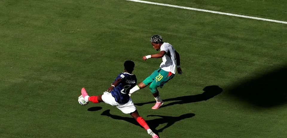Jugador evitando una entrada durante un partido de fútbol