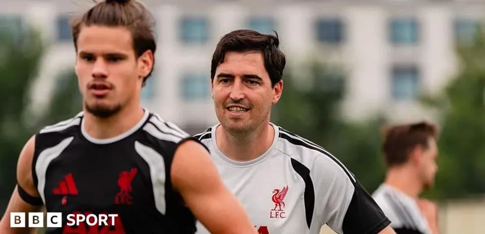 Jugadores de Liverpool entrenando en el campo
