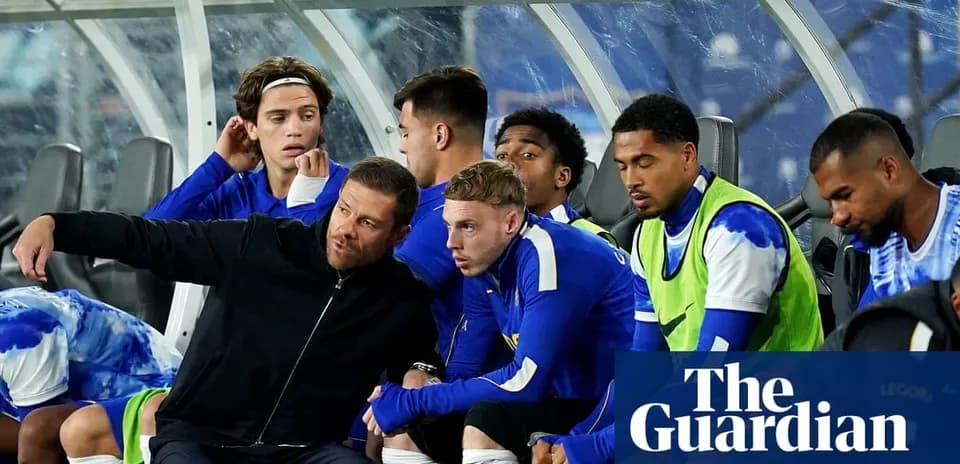 Entrenador explicando tácticas a los jugadores en el banquillo