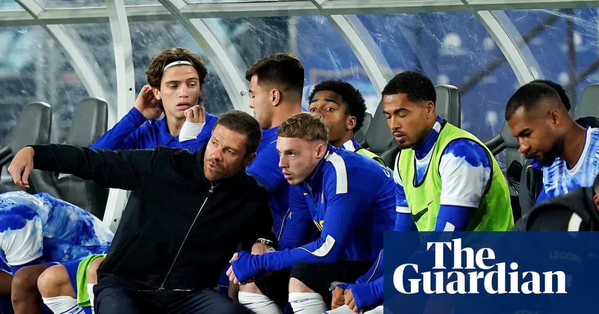 Entrenador explicando tácticas a los jugadores en el banquillo