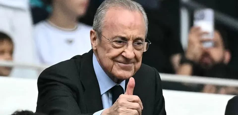 Hombre sonriendo y levantando el pulgar en el estadio