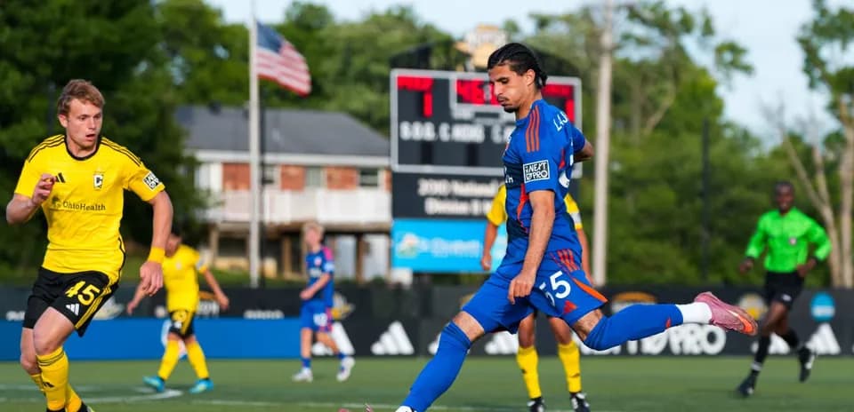 Jugador de FC Cincinnati II disparando al balón