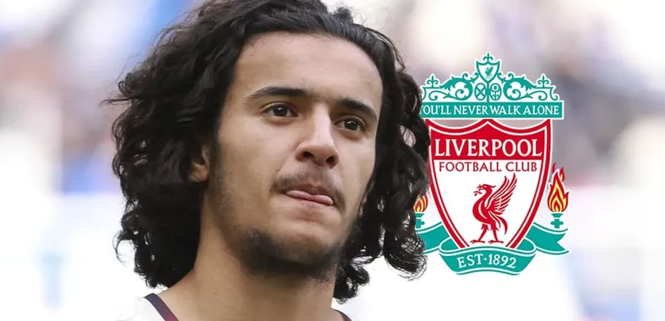 Jugador de Liverpool con el escudo del club
