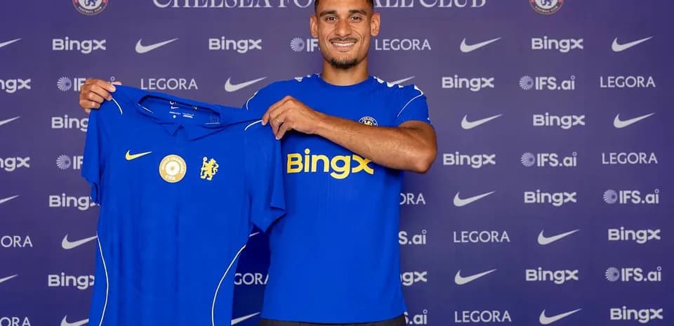 Jugador de Chelsea mostrando su camiseta nueva