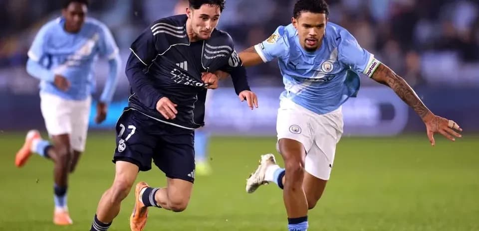 Jugador de Real Madrid corriendo con balón ante Manchester City