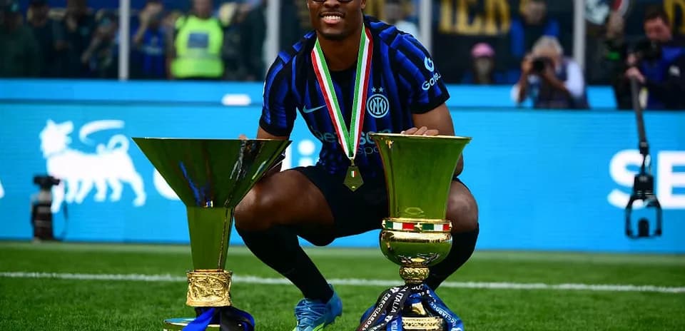 Jugador de Inter de Milán con trofeos en el campo