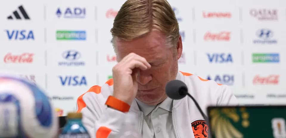 Entrenador en conferencia de prensa con rostro preocupado