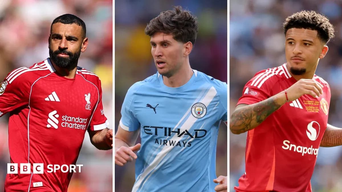Tres jugadores de fútbol en sus respectivos uniformes