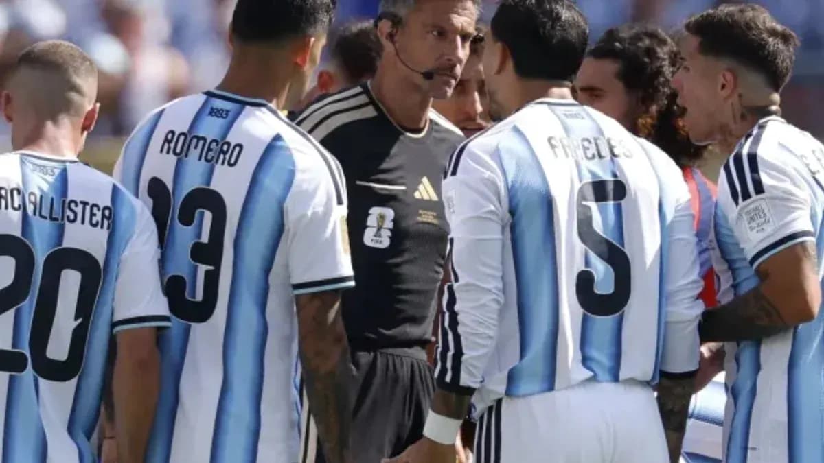 Jugadores argentinos discutiendo con el árbitro