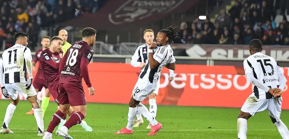 Jugadores de Torino y Juventus en el partido