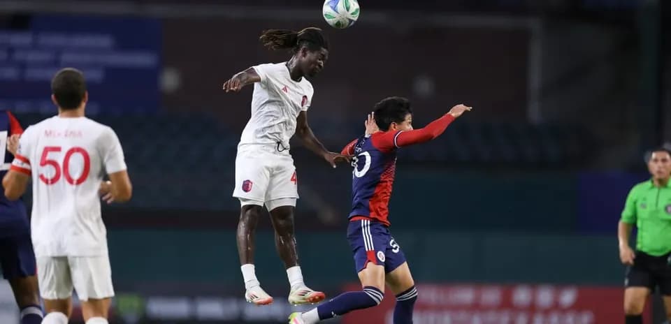 Jugador saltando para ganar el balón