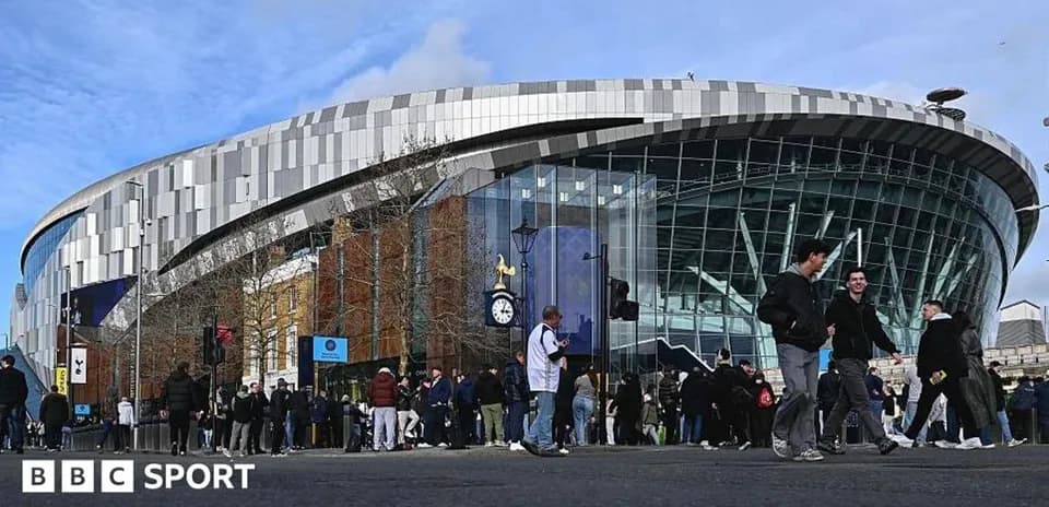Aficionados frente al estadio de Tottenham Hotspur