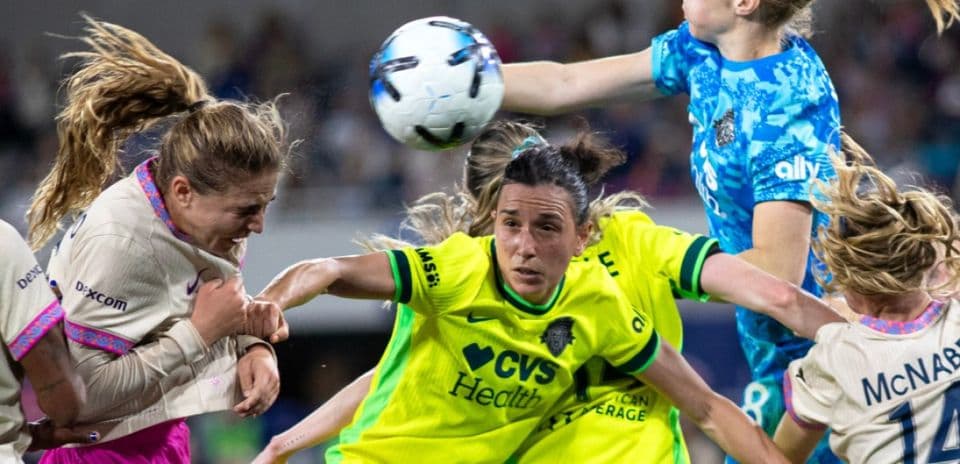 Portera golpeando el balón en partido de fútbol