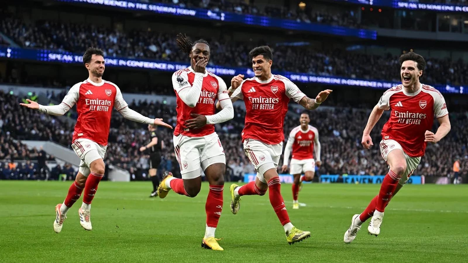 Jugadores del Arsenal celebrando un gol durante el partido