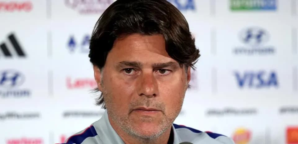 Entrenador hablando en conferencia de prensa