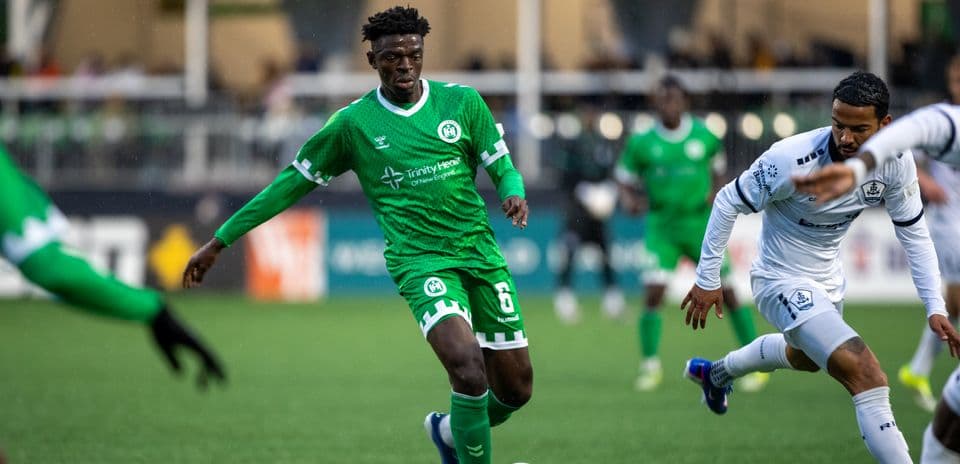 Jugador de Hartford Athletic controla el balón