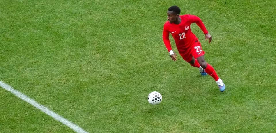 Jugador de Canadá corriendo con el balón