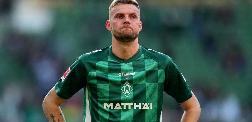 Jugador de Werder Bremen en el campo durante el partido