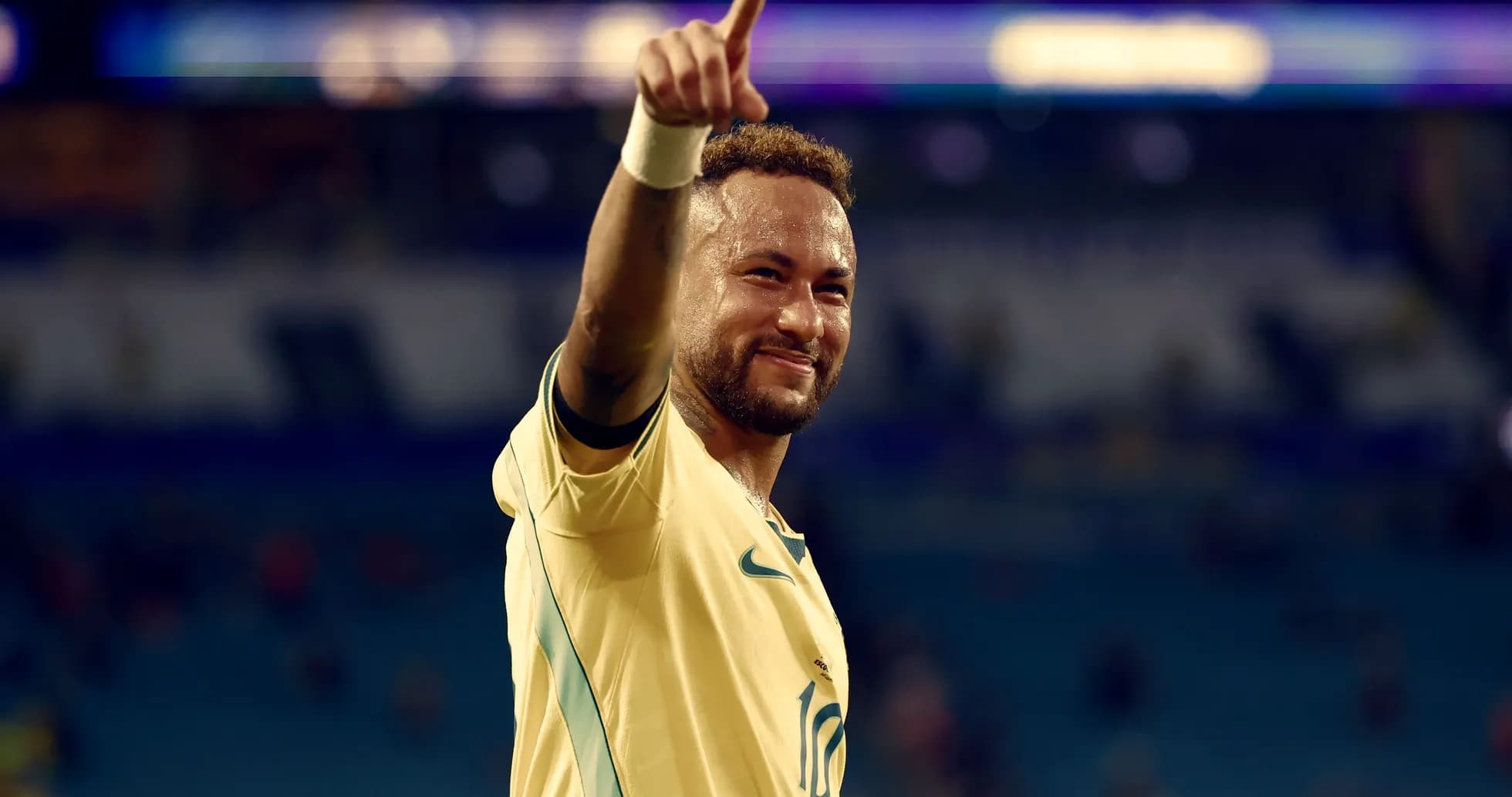 Jugador celebrando con camiseta amarilla y dedo en alto
