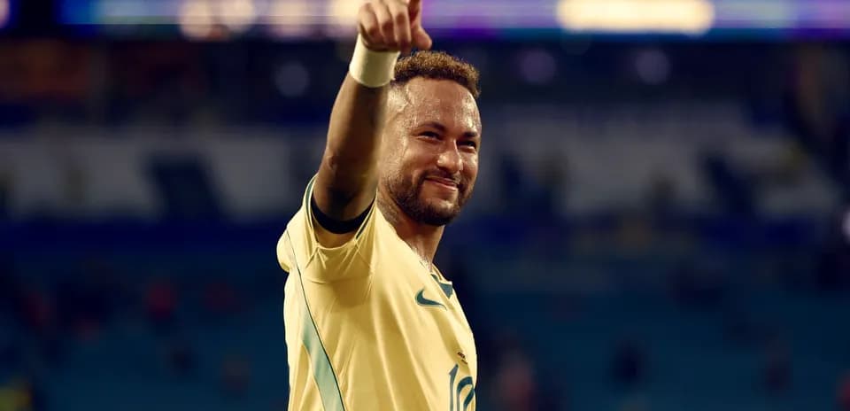 Jugador celebrando con camiseta amarilla y dedo en alto