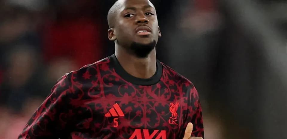 Jugador de Liverpool calentando en el campo