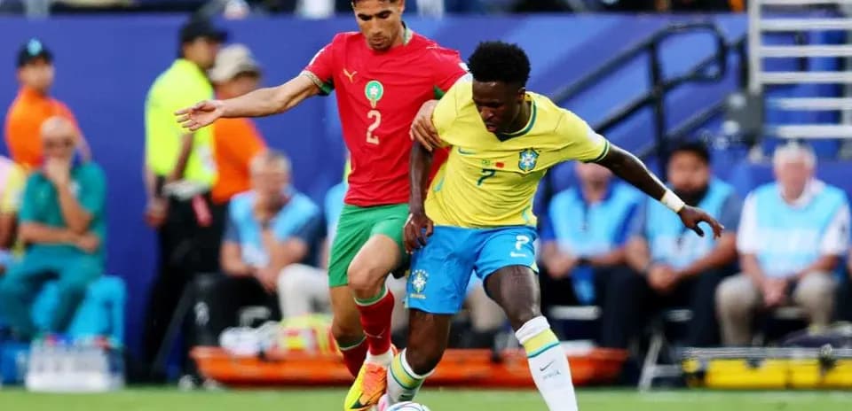 Jugador de Brasil driblando a defensor de Marruecos
