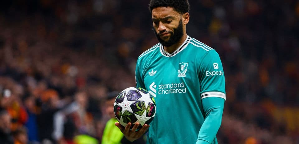 Jugador sosteniendo balón durante partido de fútbol