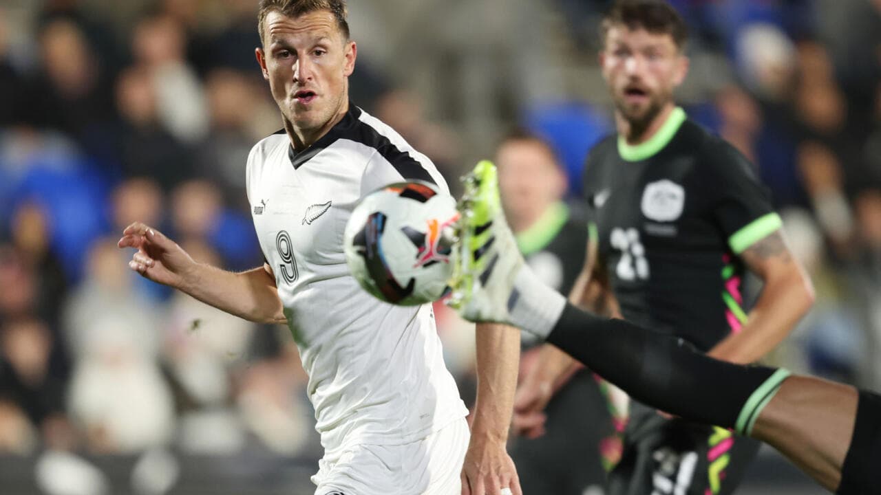 Jugador de Nueva Zelanda persigue el balón en partido