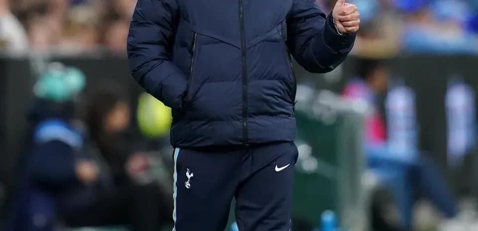 Entrenador de Tottenham caminando en la línea de banda