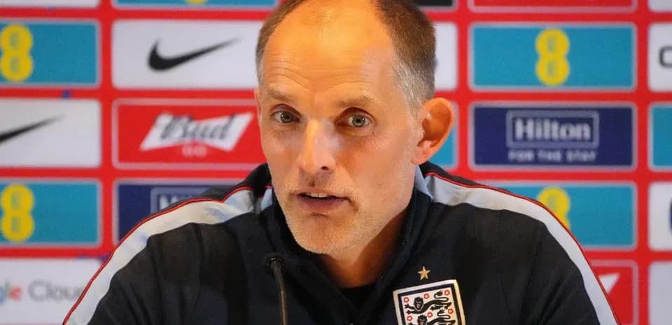 Entrenador hablando en rueda de prensa