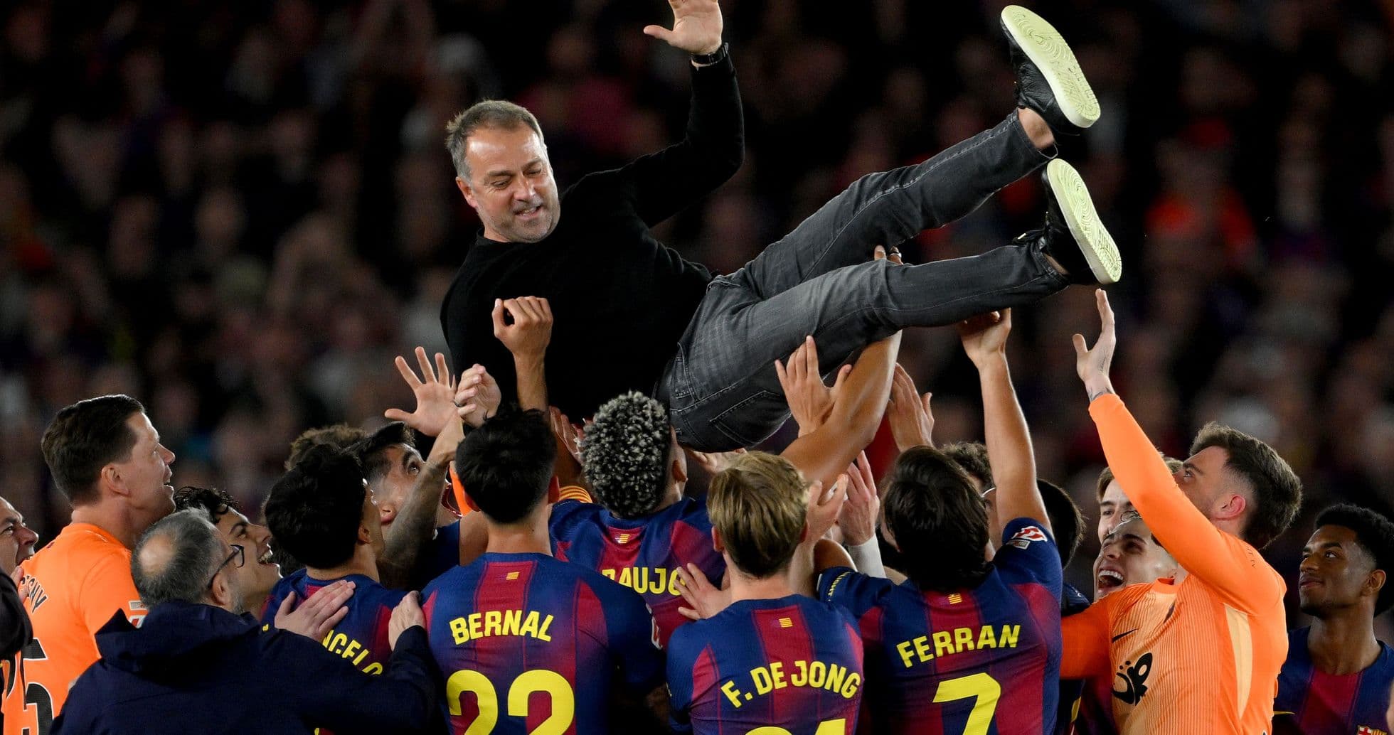 Entrenador siendo levantado por jugadores del Barcelona