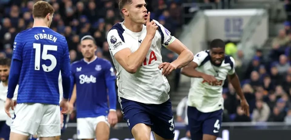 Jugador de Tottenham celebra un gol contra Everton