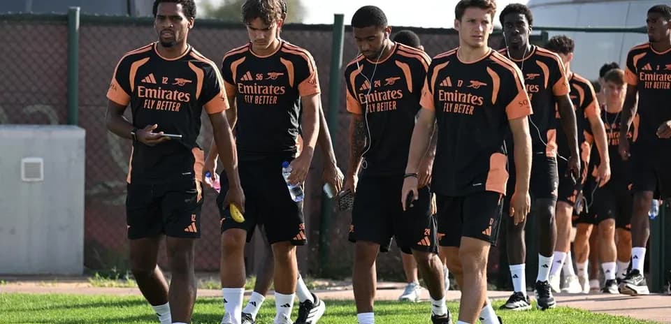 Jugadores de Arsenal caminando hacia el campo de entrenamiento