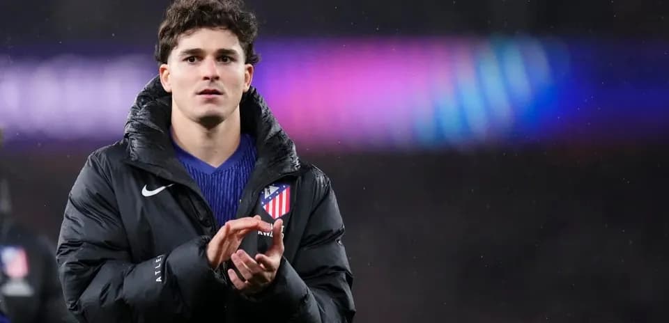 Jugador aplaudiendo con chaqueta del Atlético de Madrid