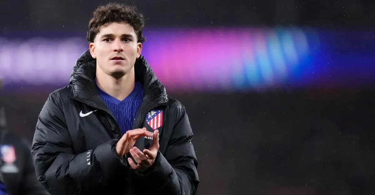 Jugador aplaudiendo con chaqueta del Atlético de Madrid