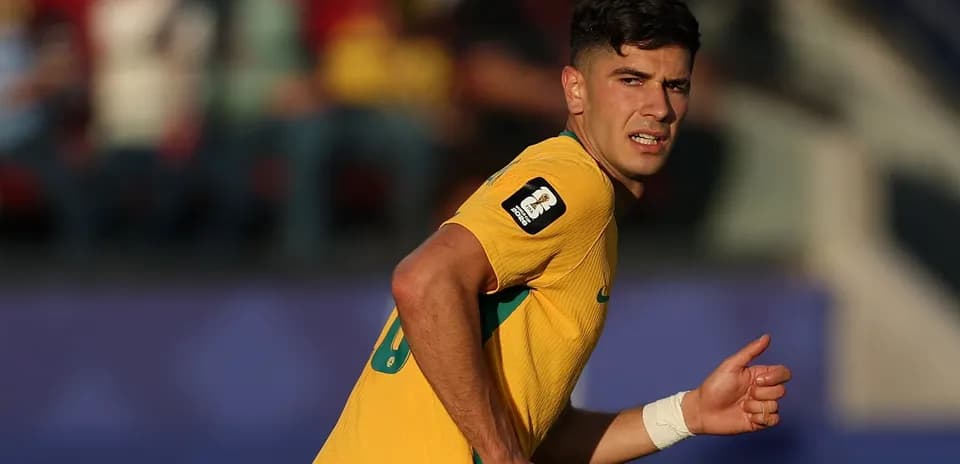 Jugador australiano corriendo en un partido de fútbol