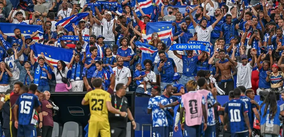 Aficionados de Cabo Verde animando en el estadio