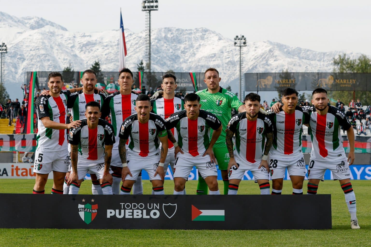Equipo de Palestino posando para la foto