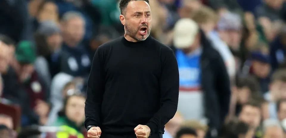 Entrenador celebrando en el banquillo durante el partido