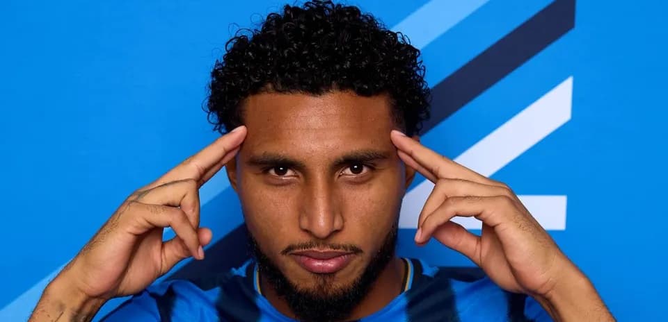 Jugador posando con fondo azul durante presentación