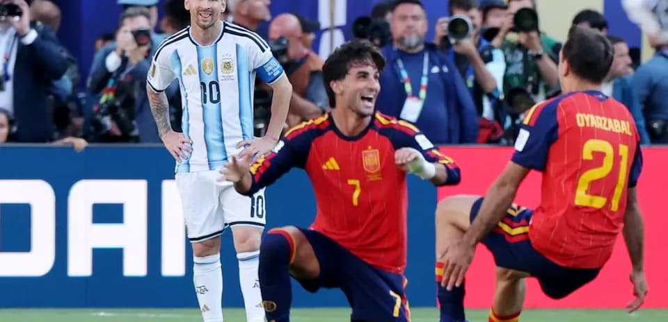 Lionel Messi y jugadores de España en el partido
