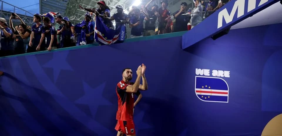 Jugador aplaudiendo a aficionados en el estadio
