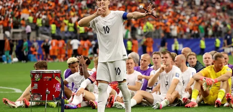 Jugador de fútbol señalando con el dedo mientras celebra