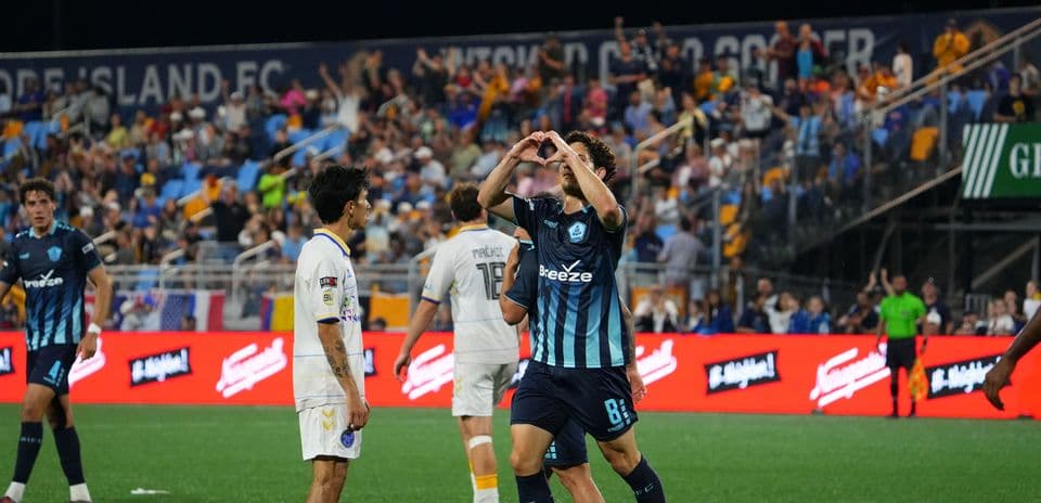 Jugadores celebrando un gol en el partido