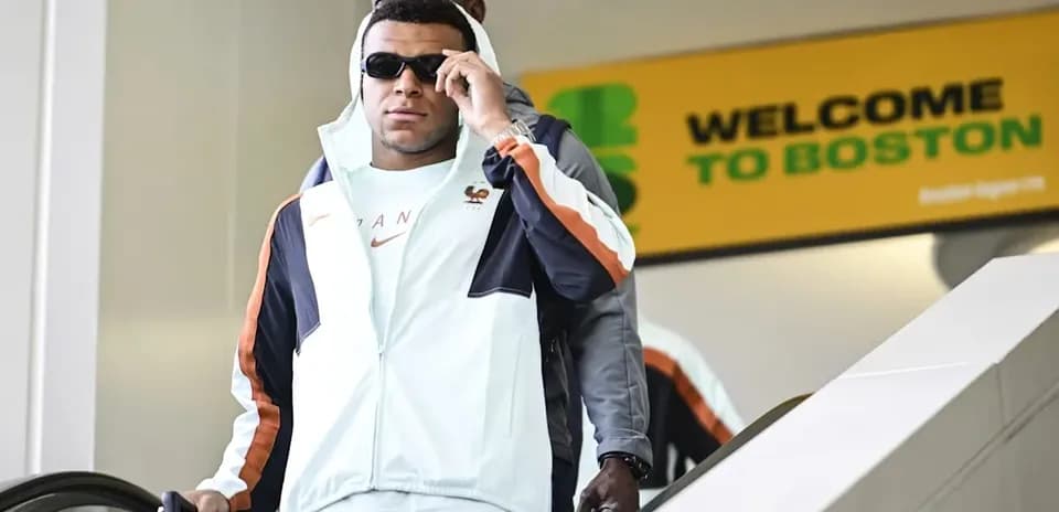 Jugador llegando a Boston con gafas de sol