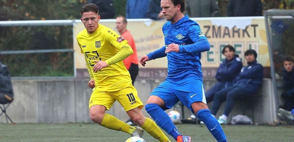 Jugadores de Büderich y SF Baumberg en acción