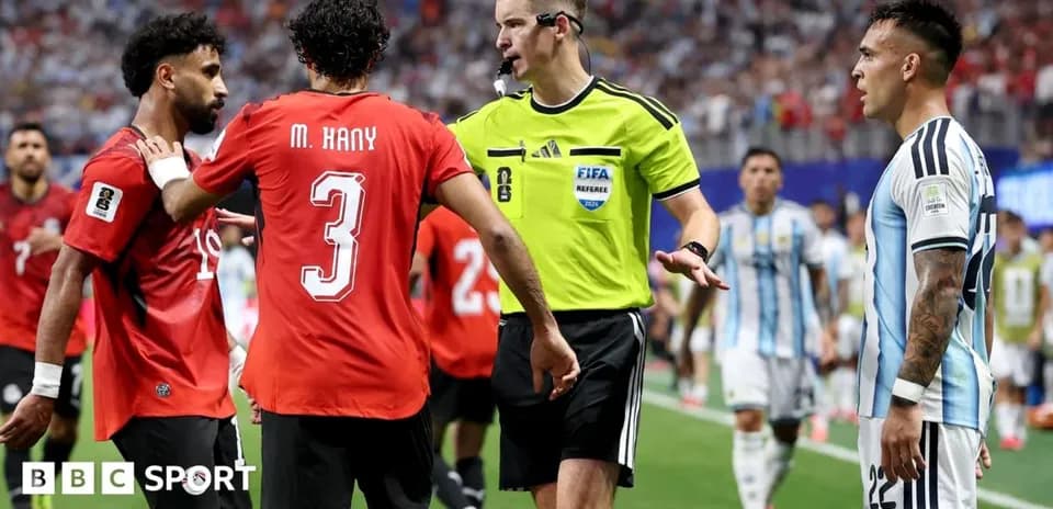 Jugadores y árbitro discutiendo en el partido