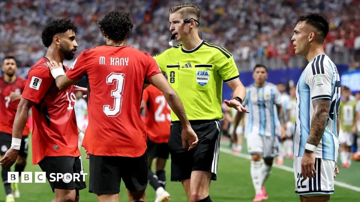Jugadores y árbitro discutiendo en el partido