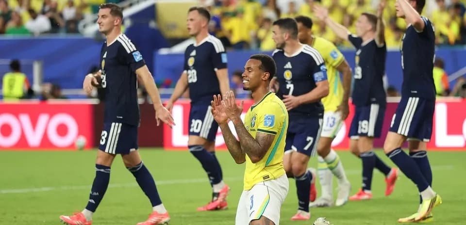 Jugador de Brasil arrodillado en el campo de juego